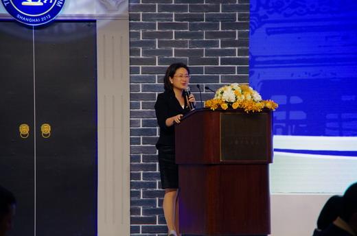 主持人金瑜欢迎嘉宾们下届论坛再会